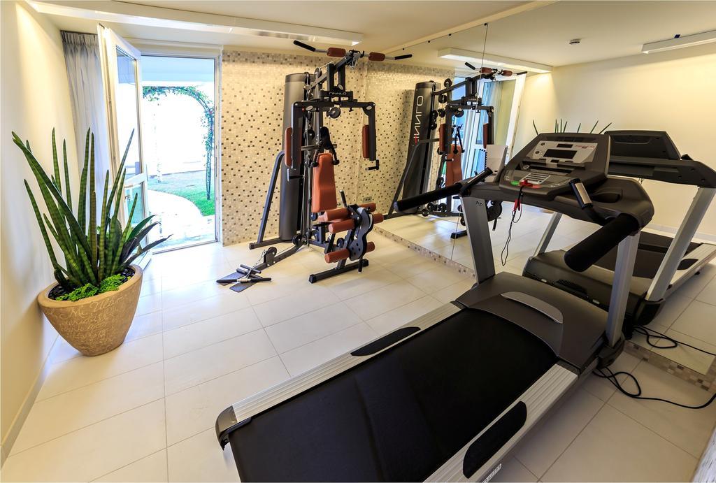 Hotel Carmen International - Fost Becali